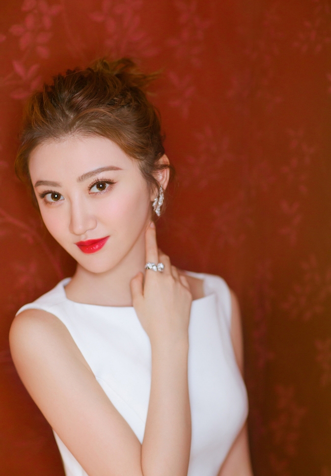景甜白衣红唇甜美灵动气质出众整个人白成行走的发光体_图-9