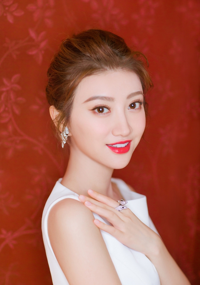 景甜白衣红唇甜美灵动气质出众整个人白成行走的发光体_图-5