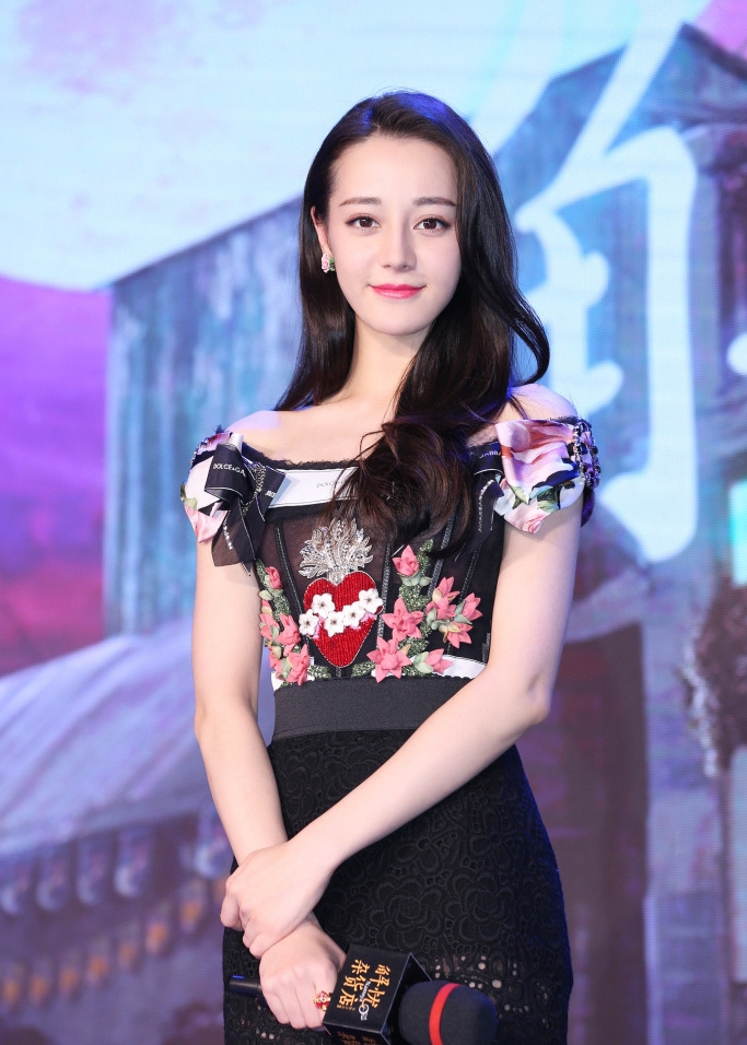 迪丽热巴穿碎花长裙美腿隐现靓丽优雅_图-4
