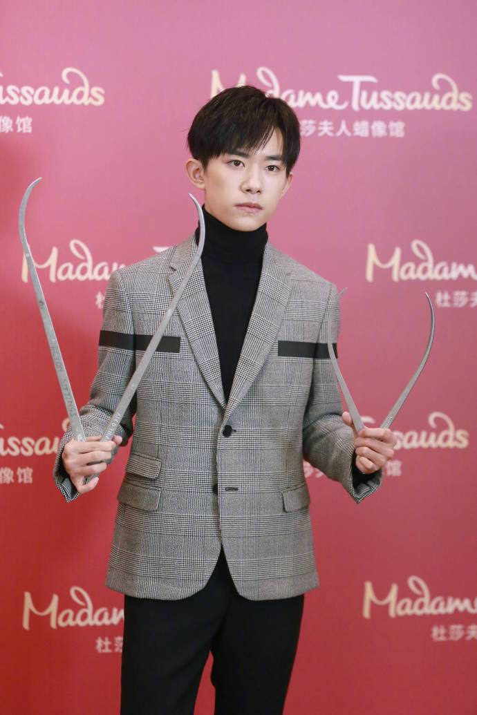 易烊千玺现身杜莎夫人蜡像馆现场量身花絮图集温暖又有型_图-4