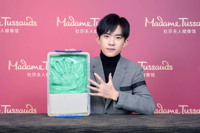 易烊千玺现身杜莎夫人蜡像馆现场量身花絮图集温暖又有型_图-6