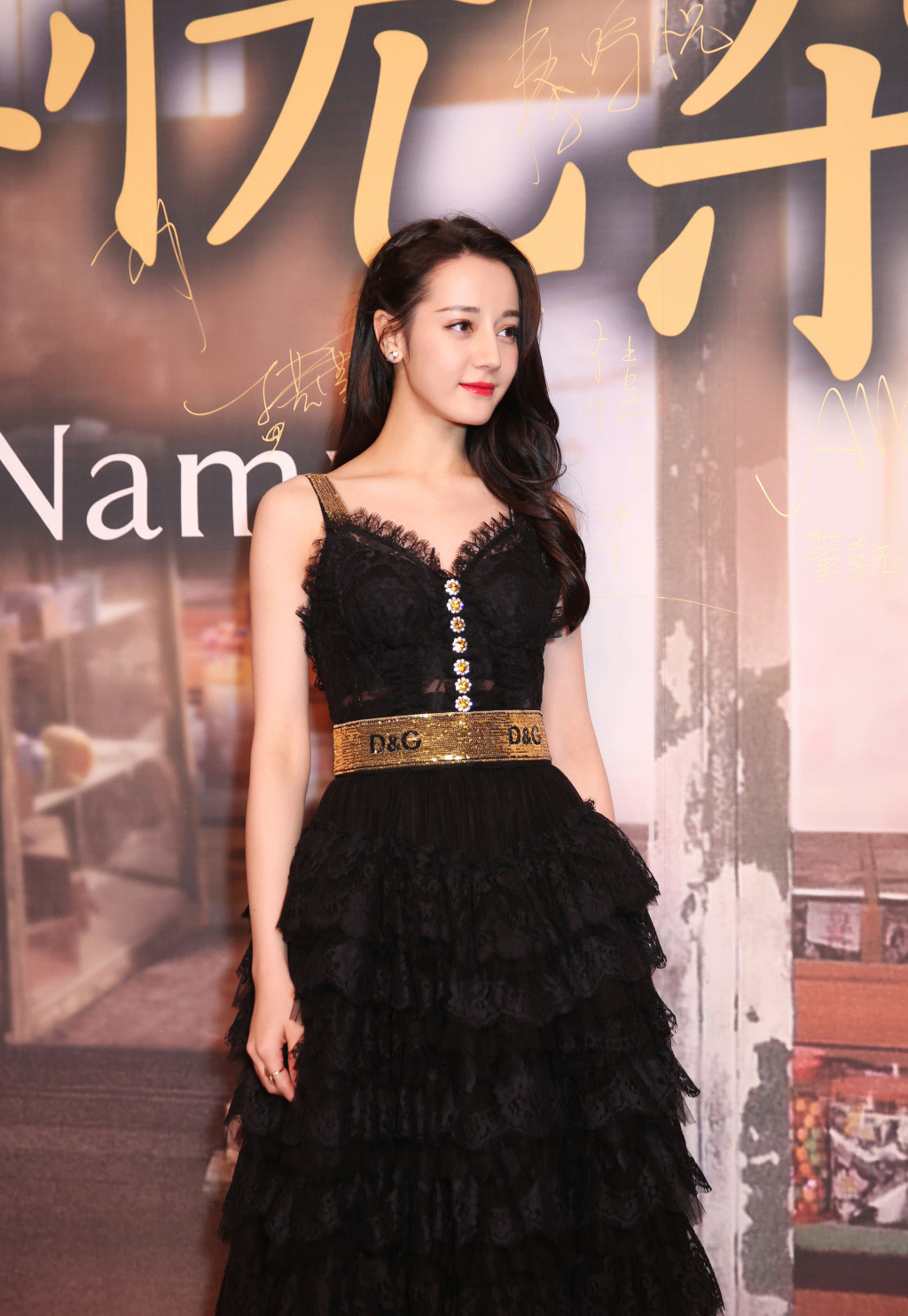 迪丽热巴出席活动一袭黑色长裙搭上卷发红唇优雅性感摄人心魂_图-8