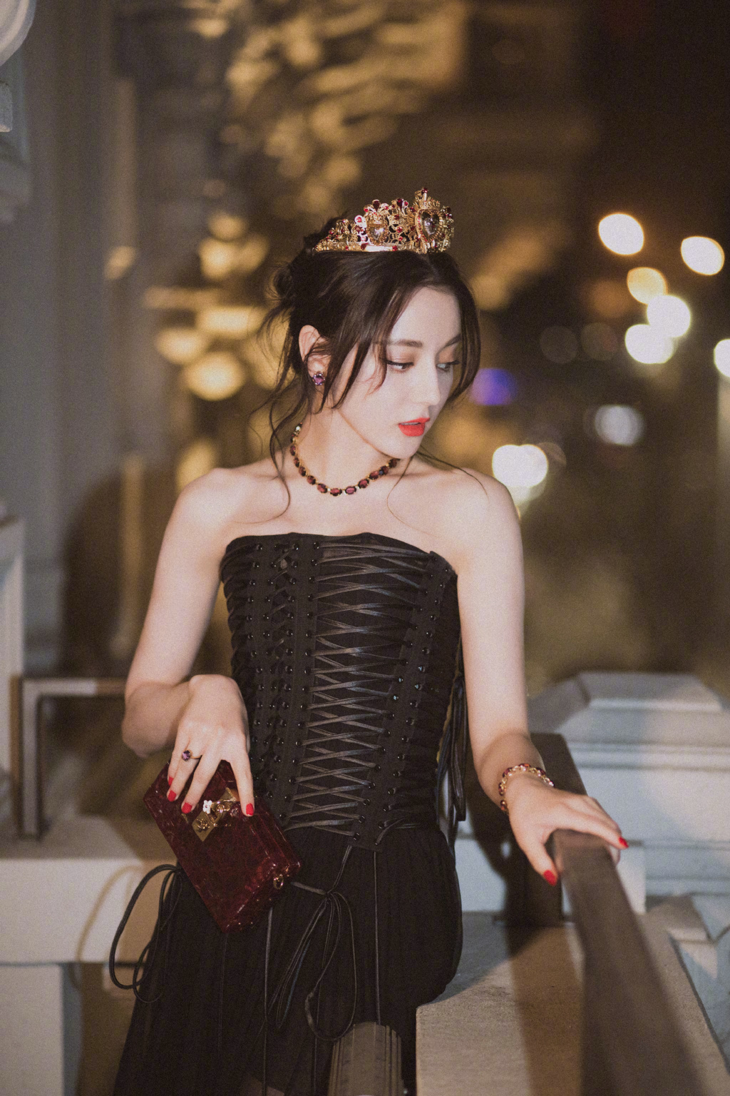 迪丽热巴亮相时装周头戴王冠展女王气质着黑纱礼裙尽显曼妙身姿_图-3