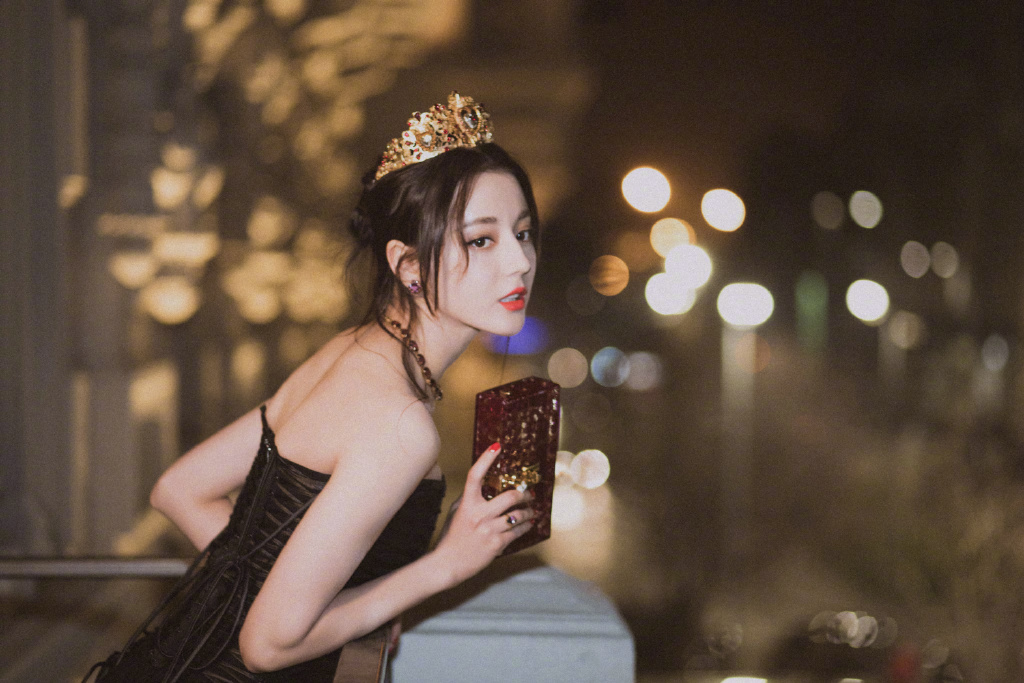 迪丽热巴亮相时装周头戴王冠展女王气质着黑纱礼裙尽显曼妙身姿_图-5