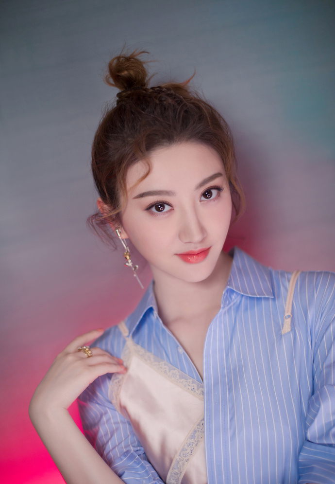 景甜出席活动身穿拼接衬衫搭配小皮裙秀美腿_图-4