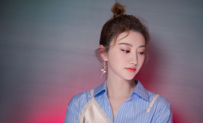 景甜出席活动身穿拼接衬衫搭配小皮裙秀美腿_图-3