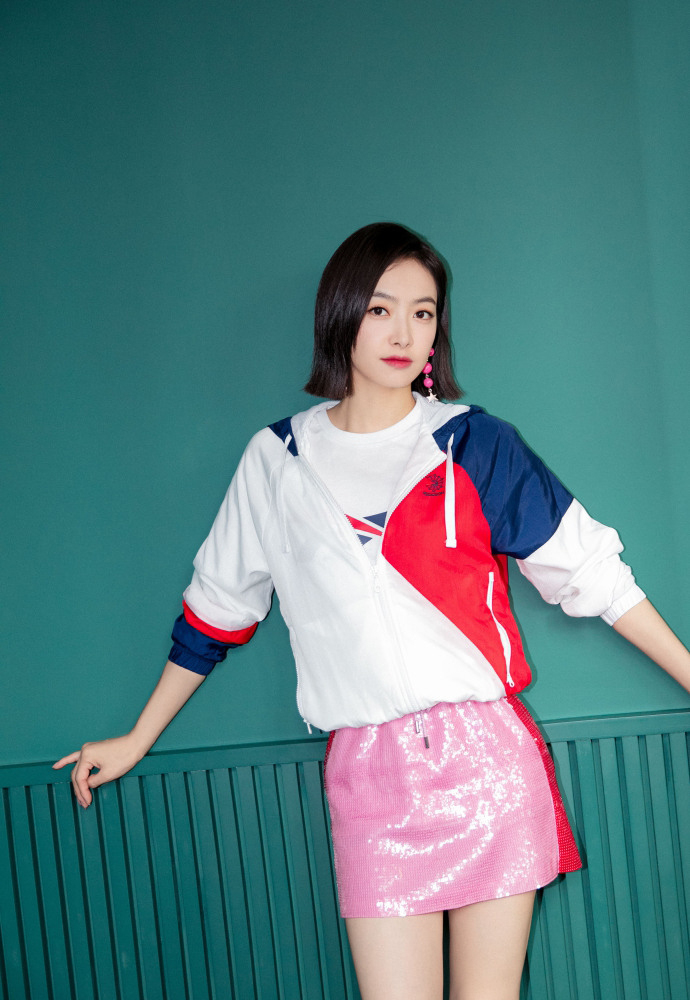 宋茜小粉裙秀大长腿甜美可爱少女气息十足_图-3