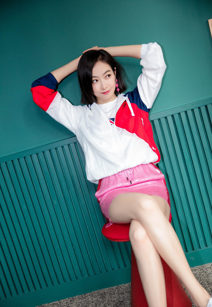 宋茜小粉裙秀大长腿甜美可爱少女气息十足_图-2