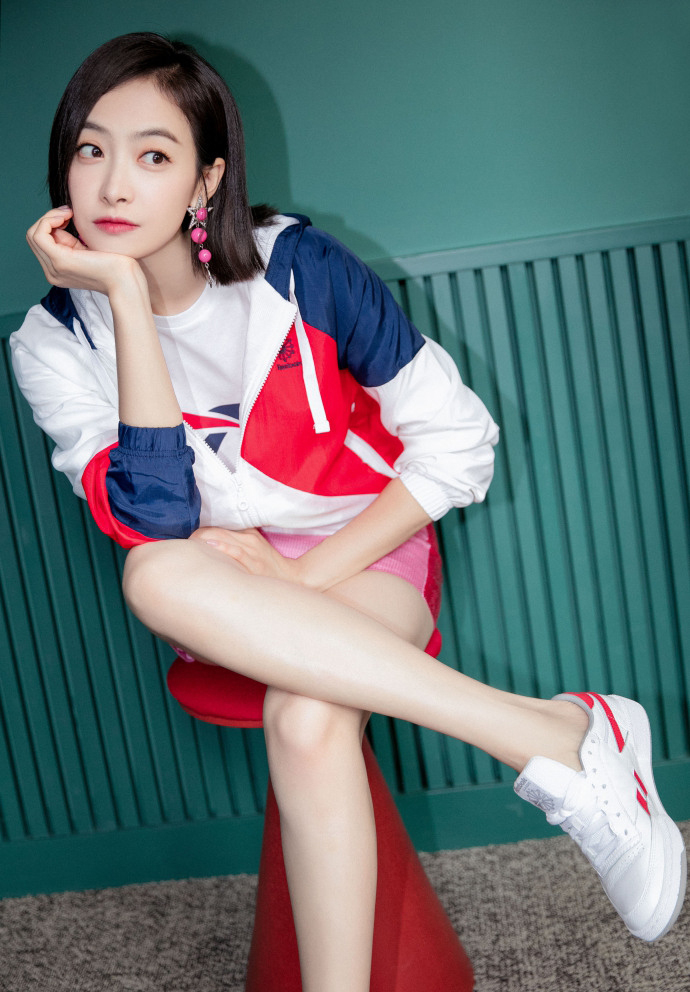 宋茜小粉裙秀大长腿甜美可爱少女气息十足_图-1