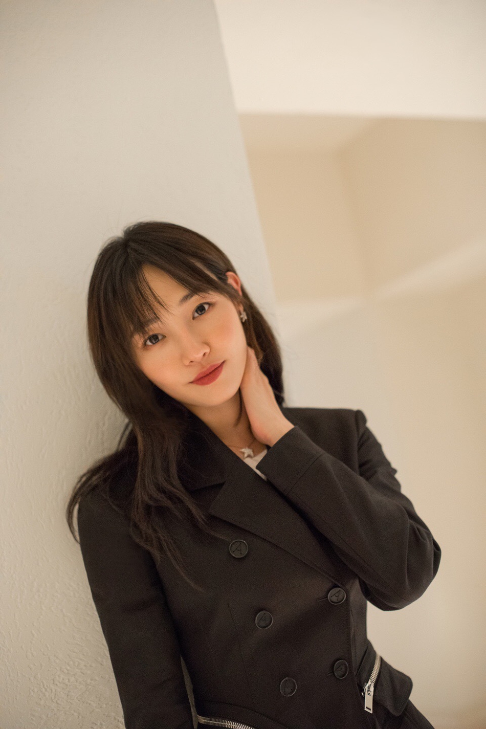 白百何女人味爆棚一抹红唇灿笑画面养眼_图-3