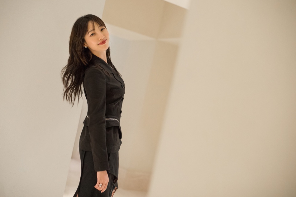 白百何女人味爆棚一抹红唇灿笑画面养眼_图-5