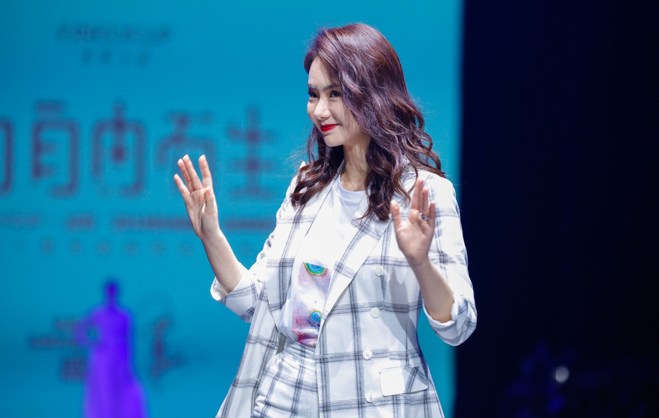 戚薇走秀露雪白长腿坦言“我胸小都知道”_图-4