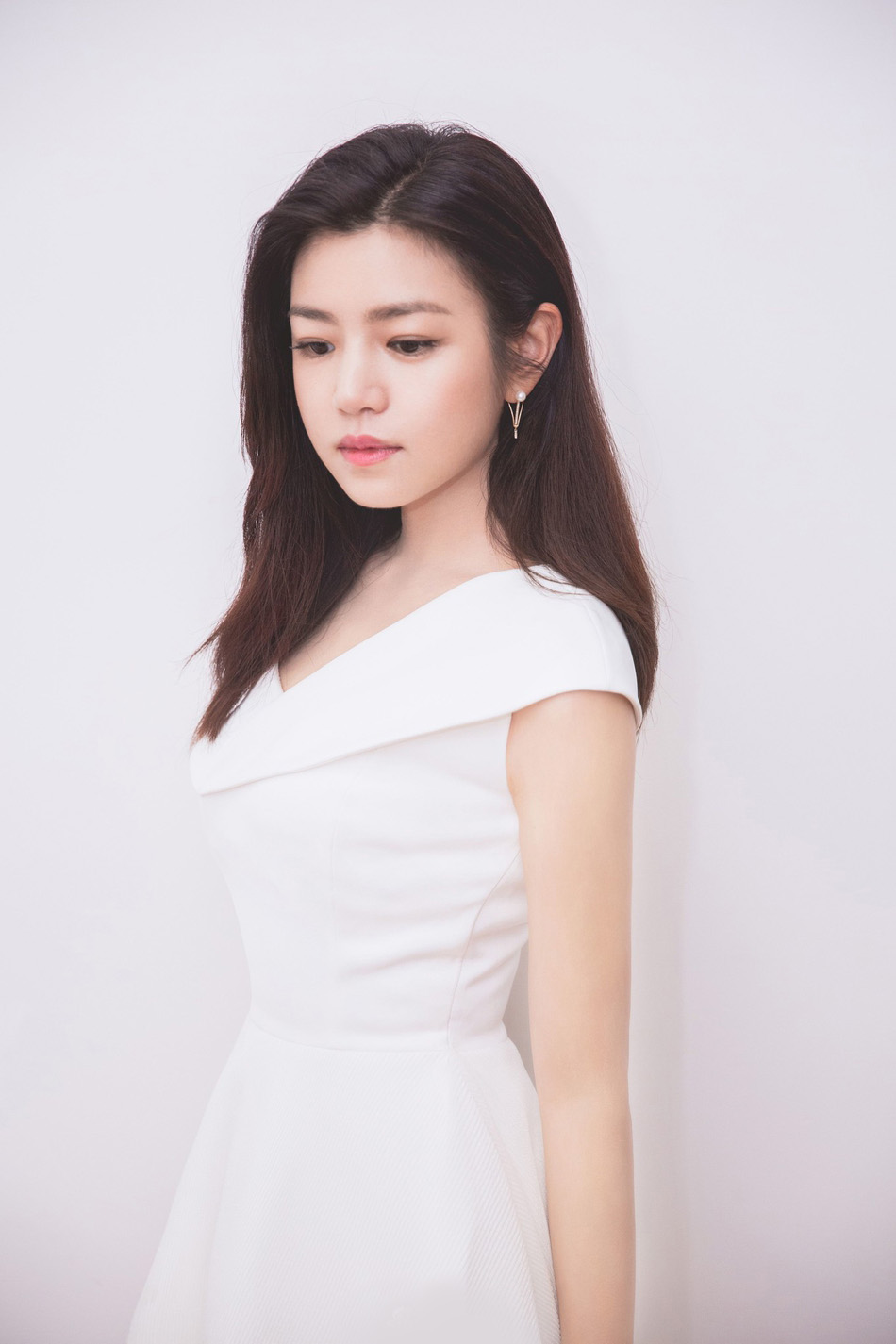 陈妍希斜肩白裙秀锁骨温婉浅笑优雅知性_图-2