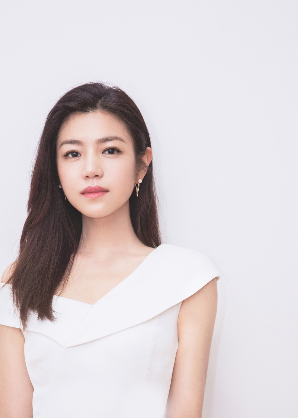 陈妍希斜肩白裙秀锁骨温婉浅笑优雅知性_图-4