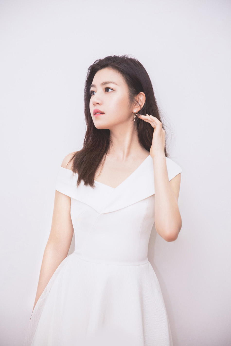 陈妍希斜肩白裙秀锁骨温婉浅笑优雅知性_图-5