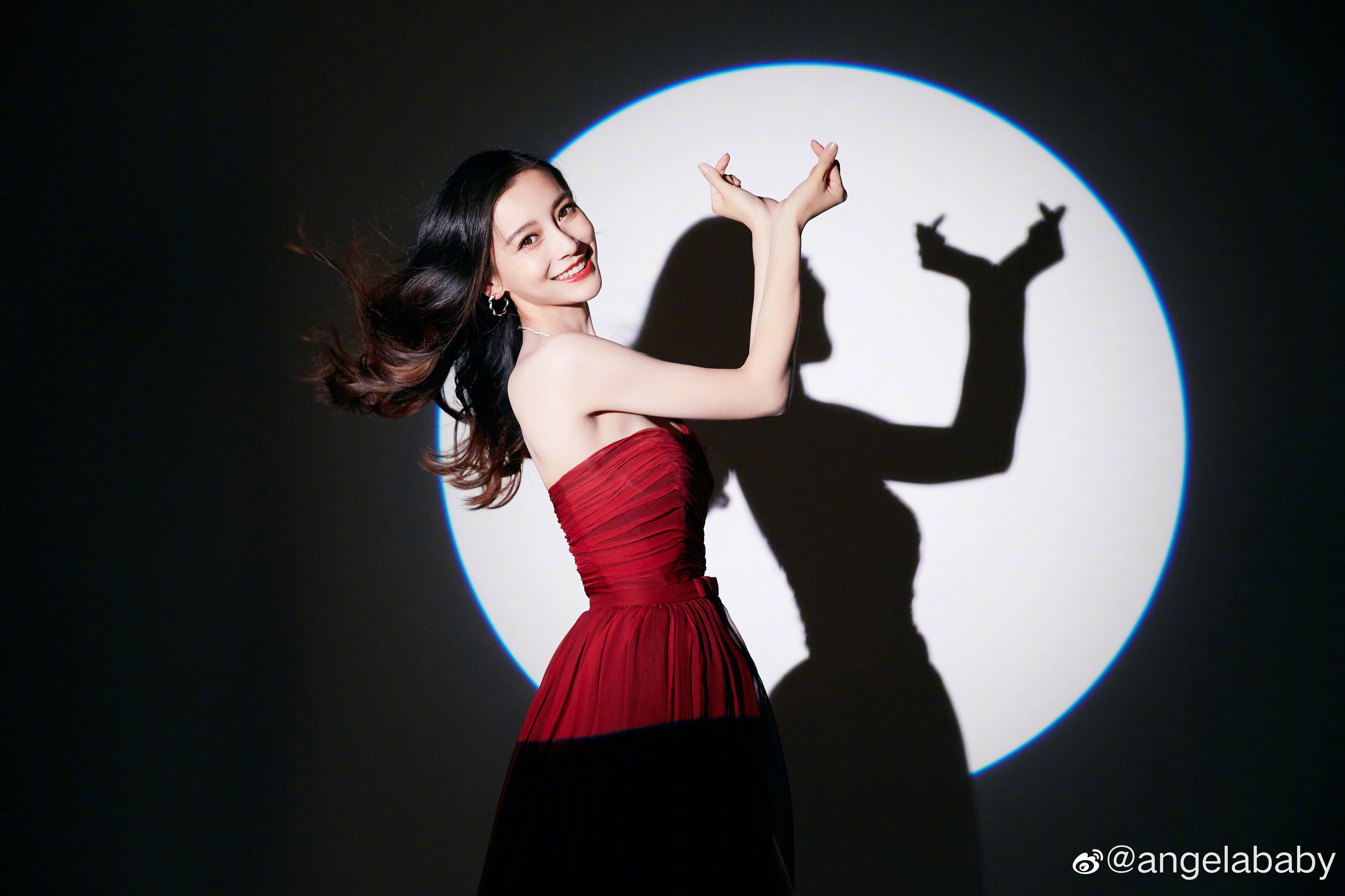 杨颖angelababy烈焰红唇模仿美少女战士招牌动作_图-2