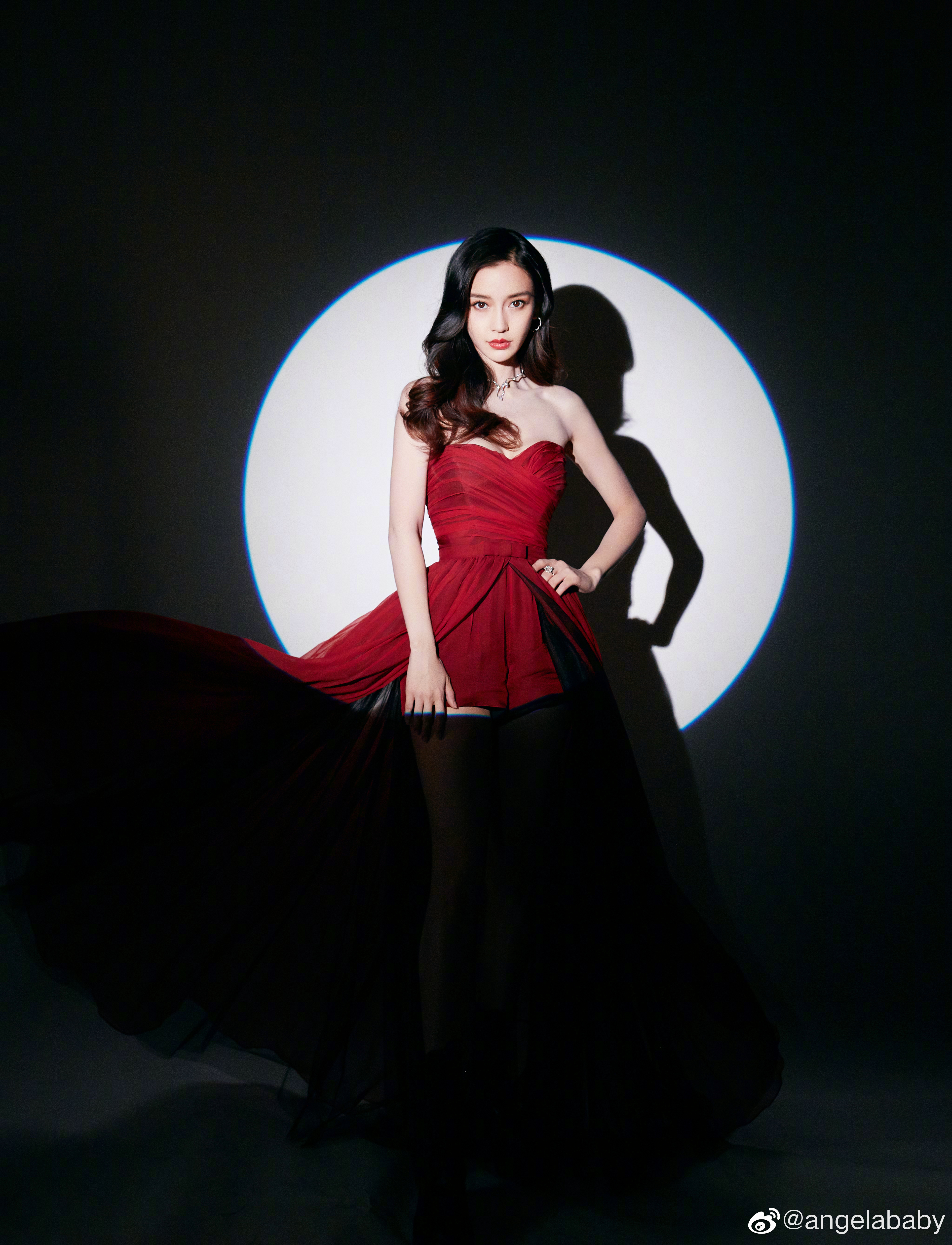 杨颖angelababy烈焰红唇模仿美少女战士招牌动作_图-3