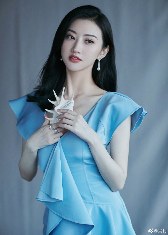 景甜身穿浅蓝色深V裙气质恬静典雅_图-3