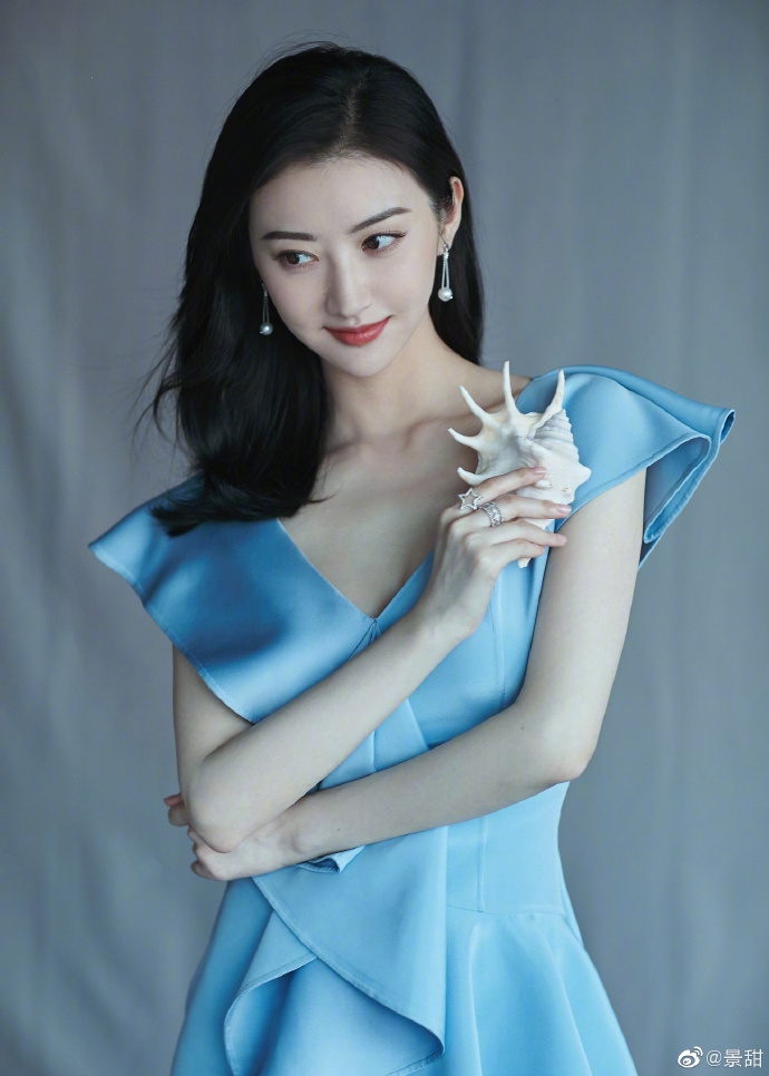 景甜身穿浅蓝色深V裙气质恬静典雅_图-6