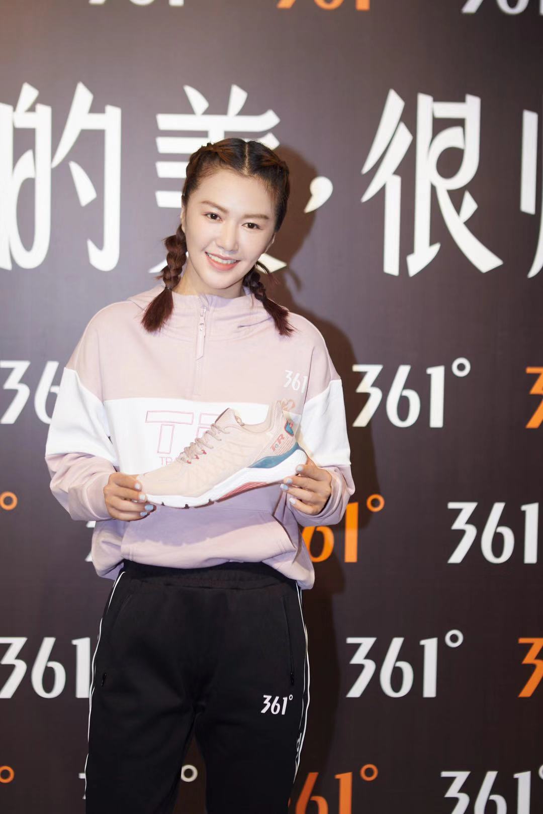 谭维维现身品牌发布会扎麻花辫穿运动服活力满满_图-6