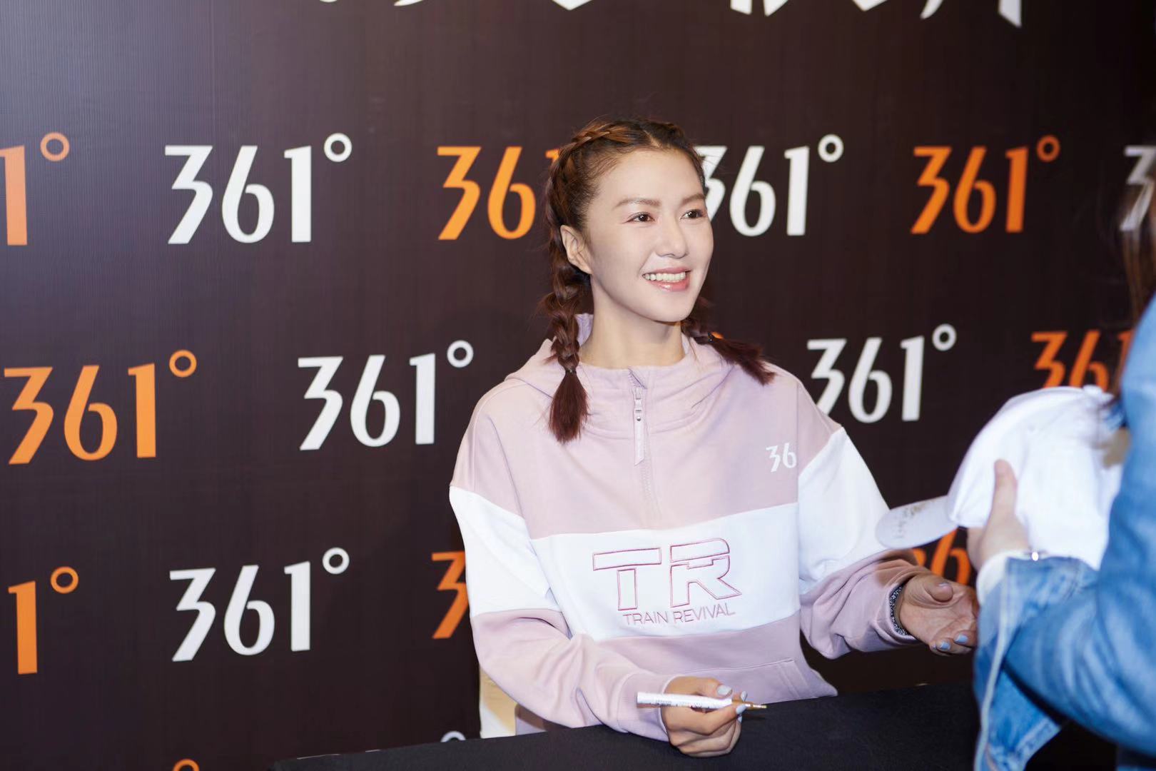 谭维维现身品牌发布会扎麻花辫穿运动服活力满满_图-3