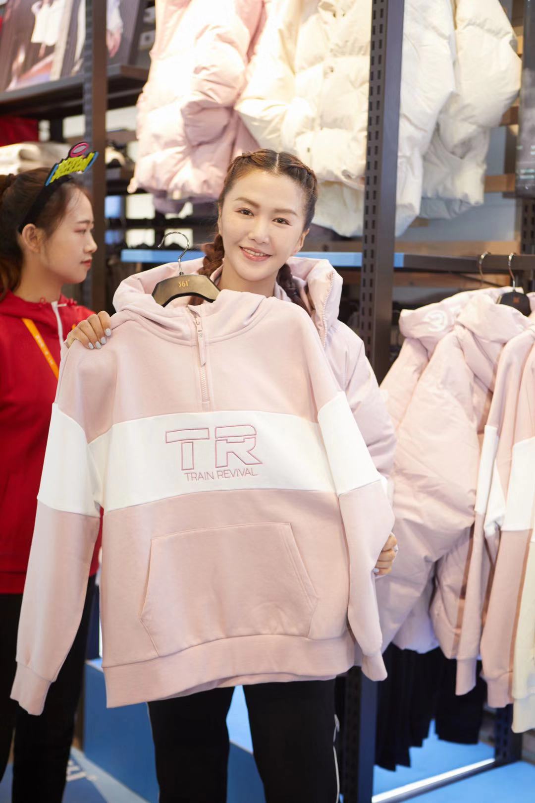 谭维维现身品牌发布会扎麻花辫穿运动服活力满满_图-2