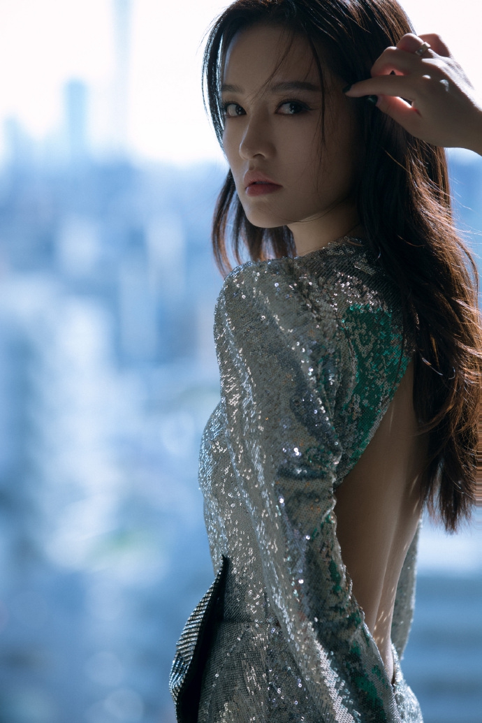李沁亮相东京电影节大秀美背和美腿_图-6