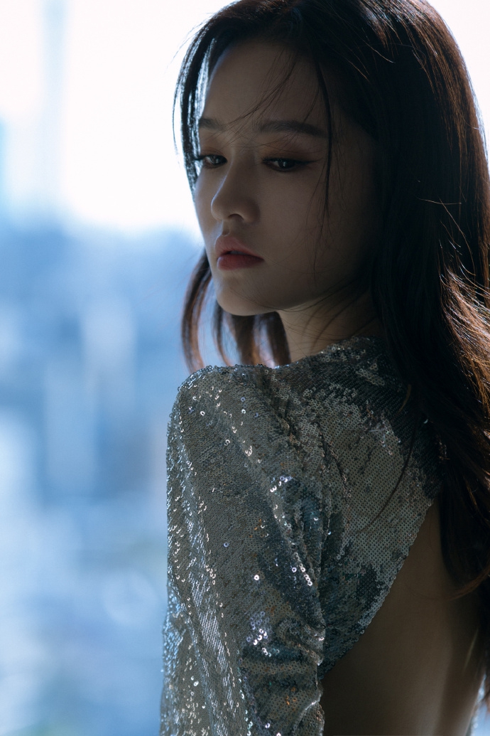 李沁亮相东京电影节大秀美背和美腿_图-5