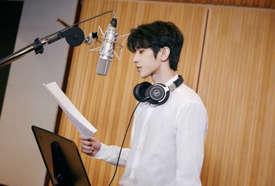 蔡徐坤穿白衬衫录制公益歌曲侧颜精致十分养眼_图-2