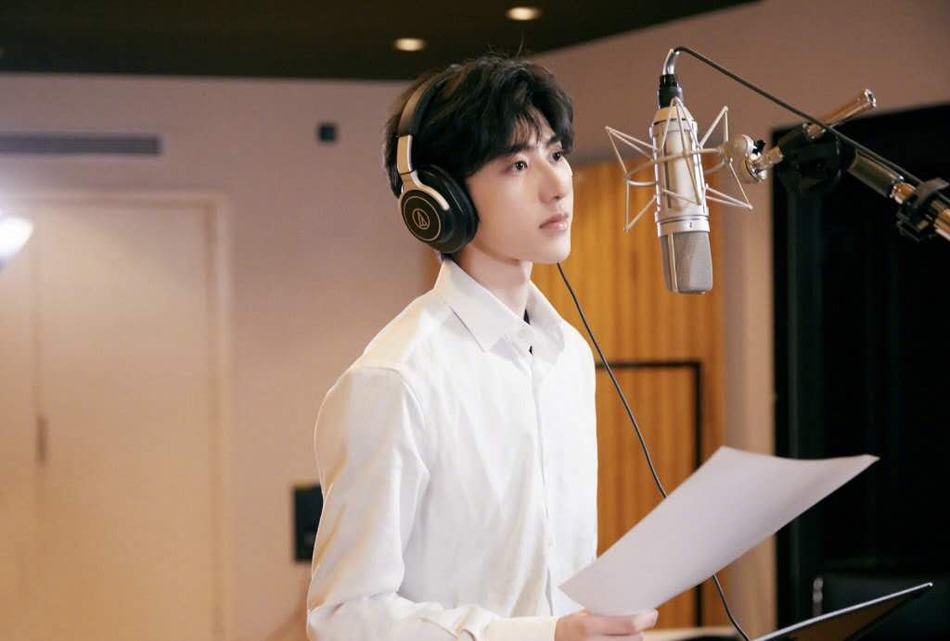 蔡徐坤穿白衬衫录制公益歌曲侧颜精致十分养眼_图-3
