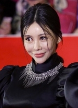 巩新亮整容变残惊现尖下巴大小眼