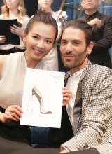 辣妈刘涛优雅出席丸子头造型显年轻
