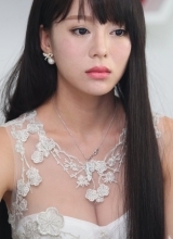 G奶女星莫绮雯透视装露深沟记者会上洒泪