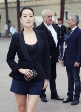 巩俐章子怡同场看秀短裤短裙秀美腿