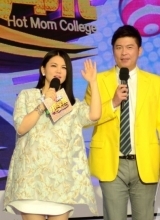 李湘挺大肚主持节目宽松花裙难掩孕肚