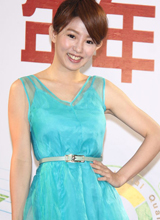 郭书瑶蓝色短裙显俏皮被问恋情甜甜笑