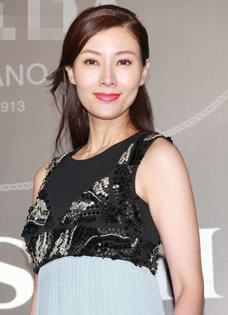 李嘉欣盛装现身品牌晚会否认追生二胎