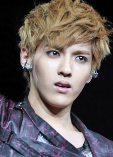 吴亦凡2012年美国洛杉矶SMTOWN演唱会帅气开...