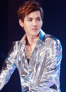 吴亦凡2012年首尔SHOWCASE倾情演唱颜神颜值...