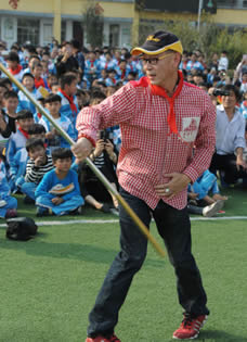 六小龄童安徽传书香现场再耍“金箍棒