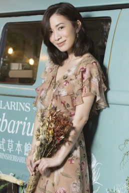佘诗曼V领纱裙现身优雅大气惊艳全场