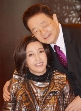 刘晓庆婚后首次庆生现场照曝光与丈夫大秀恩...