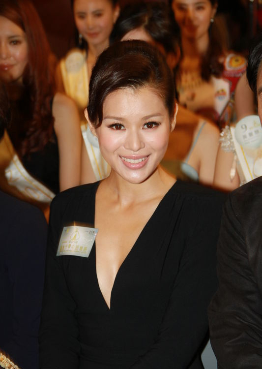 胡杏儿秀酥胸深V礼服抢风头_图-8