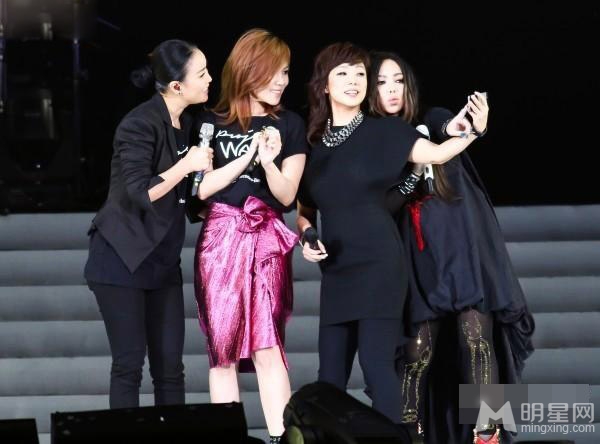 小S偷吃张惠妹豆腐演唱会上演蕾丝激情_图-11