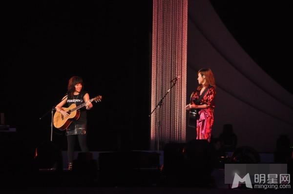 小S偷吃张惠妹豆腐演唱会上演蕾丝激情_图-12