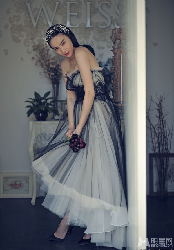 李媛婚纱写真个性新娘尽显自我风格_图-4