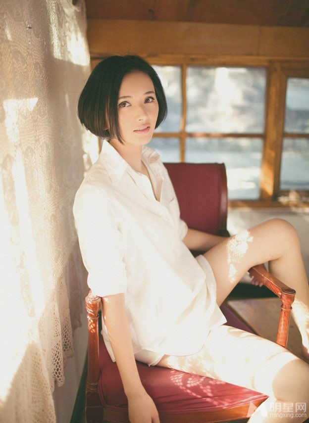 李依琳纯白清新写真_图-9