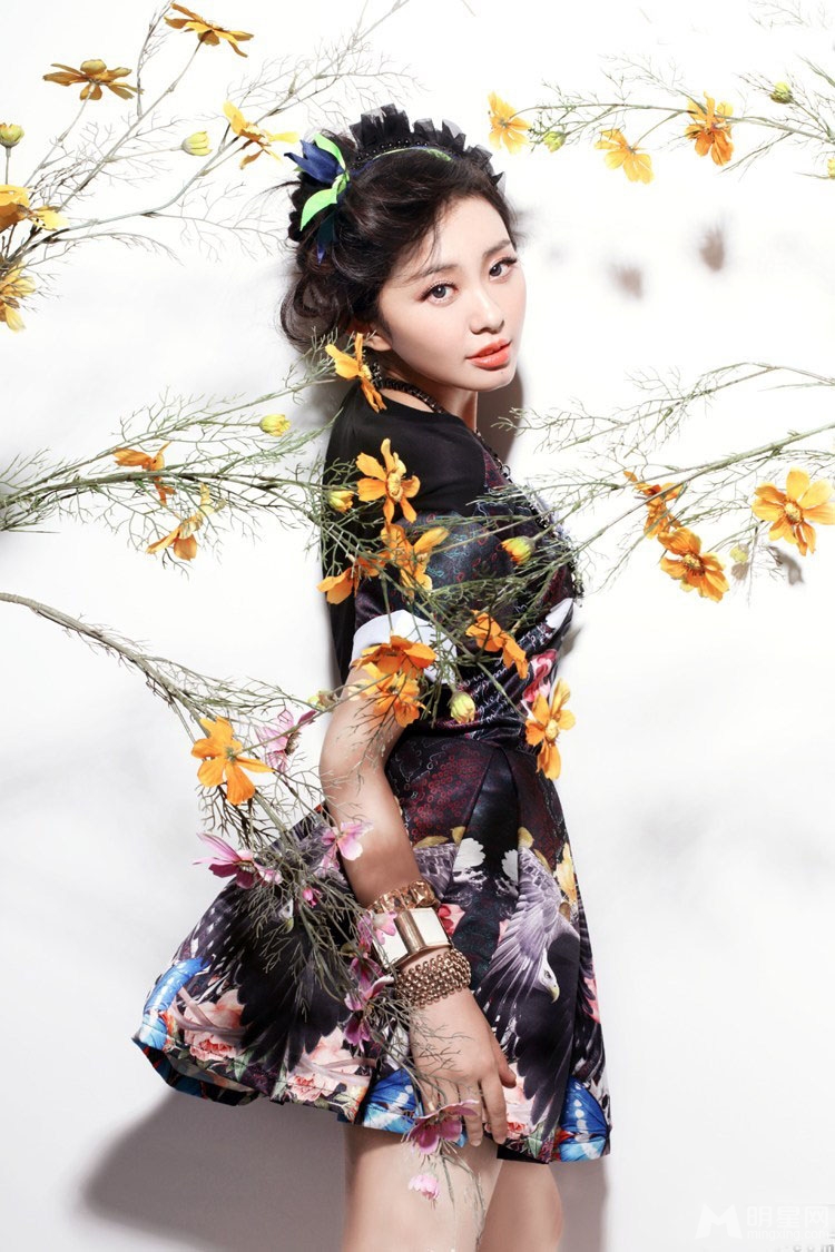 孙耀琦初夏靓丽写真演绎花样风采_图-2