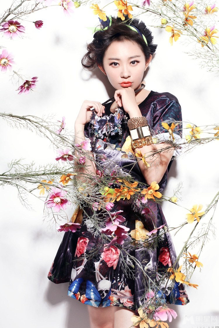 孙耀琦初夏靓丽写真演绎花样风采_图-5