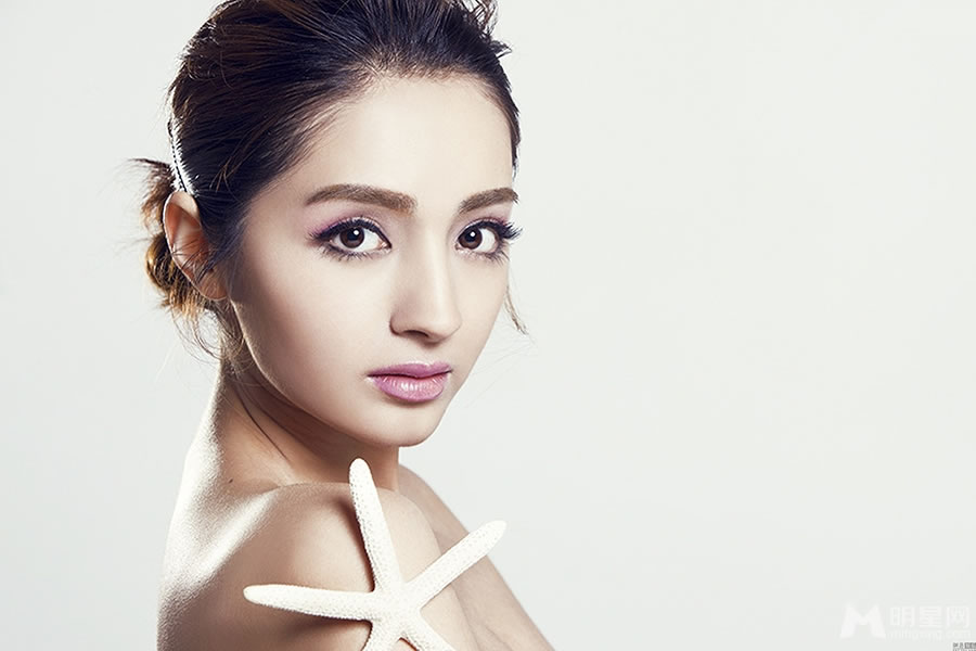 麦迪娜清新写真半裸秀性感锁骨_图-1